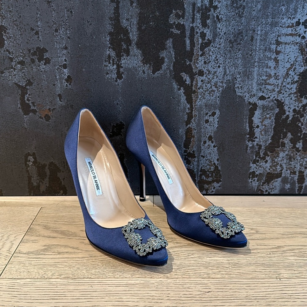 Manolo Blahnik satin blue Hangisi